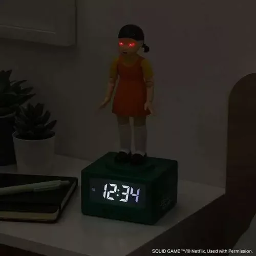 Squid Game Young‑Hee digitális ébresztőóra